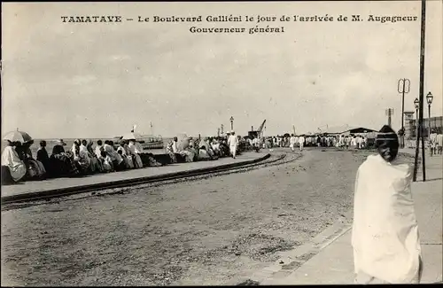 Ak Tamatave Toamasina Madagaskar, Le Boulevard Galliéni le jour de l'arrivée de M. Augagneur