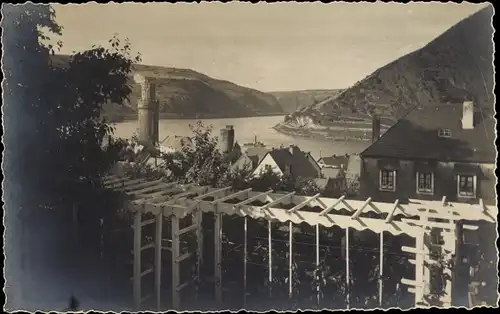 Foto Ak Oberwesel am Mittelrhein, Panorama vom Rheintal, Pergola im Garten, Türme