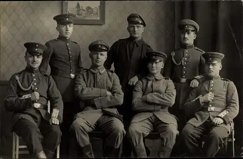 Foto Ak Gruppenfoto deutscher Soldaten in Uniformen, Schützenschnur