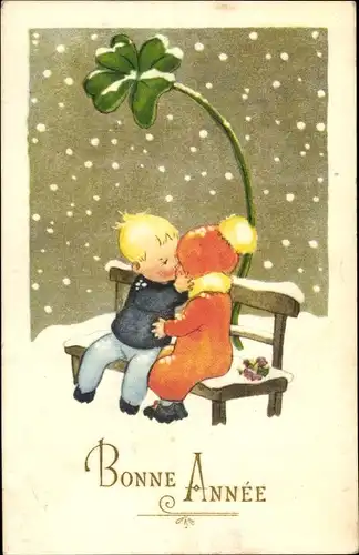 Ak Glückwunsch Neujahr, Junge und Mädchen küssend auf einer Bank, Kleeblatt