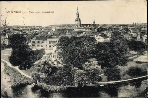 Ak Wolfenbüttel in Niedersachsen, Totalansicht vom Wasserturm, Blick auf die Kirche