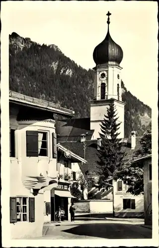 Ak Oberammergau in Oberbayern, an der Kirche 
