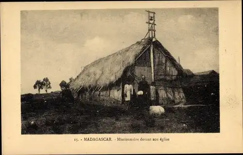 Ak Madagaskar, Missionnaire devant son église