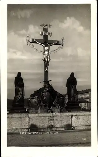 Foto Ak Praha Prag, Karlsbrücke, Kruzifix mit Steinstatuen, H. Hillger