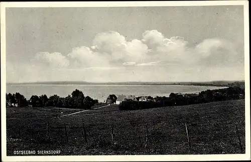 Ak Sierksdorf in Ostholstein, Blick vom Feld auf die Ortschaft