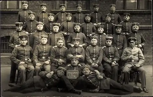 Foto Ak Gruppenfoto deutscher Soldaten in Uniformen, I. WK, V. Korps