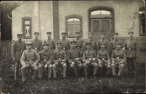 Foto Ak Gruppenfoto deutscher Soldaten in Uniformen vor einem Haus, I. WK