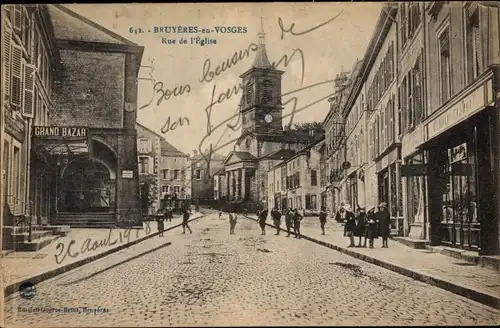 Ak Bruyères Vosges, Rue de l'Église, Grand Bazar, Straßenpartie, Kirche