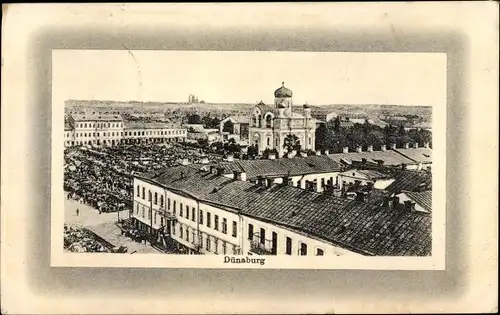 Ak Daugavpils Dünaburg Lettland, Kirche und Marktplatz, Blick über die Dächer der Stadt