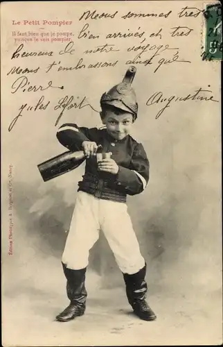 Ak Le Petit Pompier, Junge in Uniform, Weinflasche