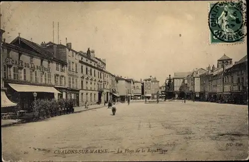 Ak Châlons en Champagne Marne, La Place de la République