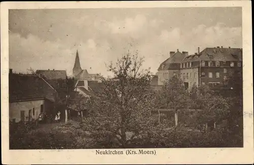 Ak Neukirchen Vluyn in Nordrhein Westfalen, Garten und Wohnhäuser, Kirchturm