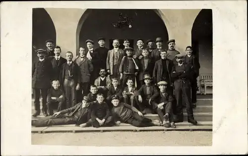 Foto Ak Chemnitz Sachsen, Schüler und Lehrer vor einem Schulgebäude, Torbogen