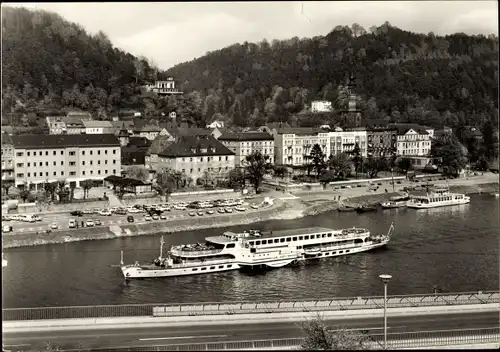 Ak Bad Schandau an der Elbe,  Uferpartie m. Straße, Karl Marx Ausflugsschiff, Häuser, Parkplatz