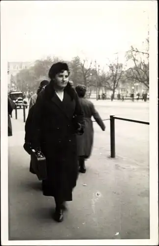 Foto Ak Frau im schwarzen Mantel, Aktentasche, Straßenpartie