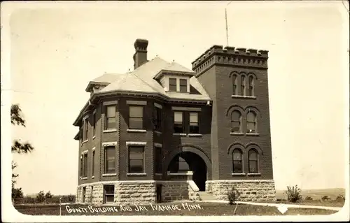 Foto Ak Ivanhoe Minnesota USA, County Building and Jail, Gerichtsgebäude, Gefängnis