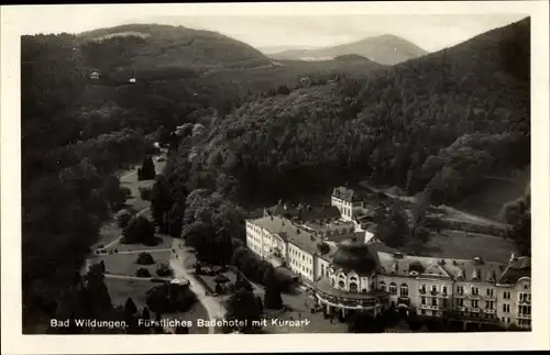 Ak Bad Wildungen in Nordhessen, fürstliches Badehotel mit Kurpark