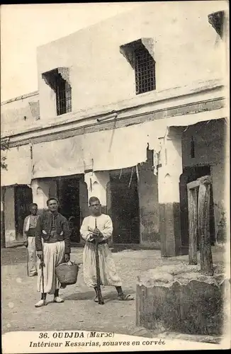 Ak Oudjda Oujda Marokko, Intérieur Kessarias, Zouaves en corvée