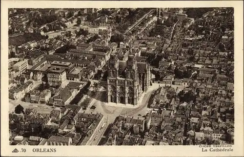 Ak Orléans Loiret, La Cathedrale, Kathedrale, Fliegeraufnahme der Stadt