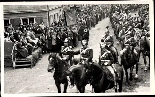 Foto Ak Straßenumzug, Festlichkeiten, Reiter, Bannerträger