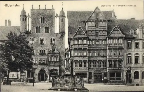 Ak Hildesheim in Niedersachsen, Wedekind- und Tempelherrenhaus, Außenansicht, Brunnen