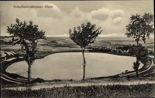 Ak Schalkenmehren in der Eifel, Totalansicht vom Ort, Blick über den See