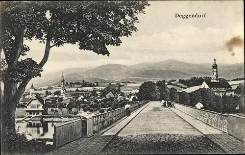 Ak Deggendorf im Bayerischen Wald Niederbayern, Brückenpartie, Panorama vom Ort