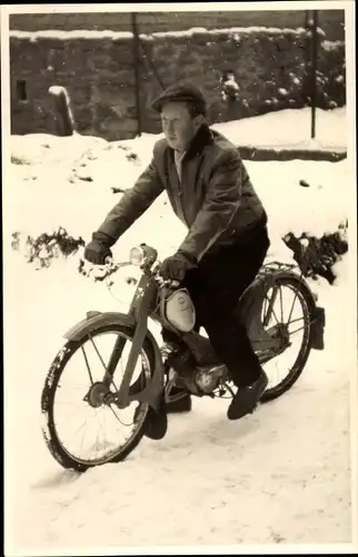 Foto Ak Junger Mann auf einem NSU Motorrad, Winter