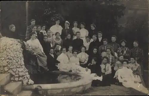 Foto Ak Uhlstädt Kirchhasel, Gruppenfoto, Frauen am Brunnen, Springbrunnen, Grotte 