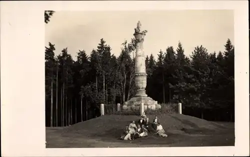 Foto Ak Gotha im Thüringer Becken, Säule, Personen, Wald