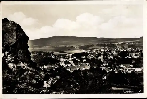 Ak Auerbach im Vogtland Sachsen, Panorama vom Ort, St. Laurentiuskirche, Felsen, Hügelkette