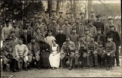 Foto Ak Deutsche Soldaten im Lazarett, Gruppenbild in Uniformen, Krankenschwester