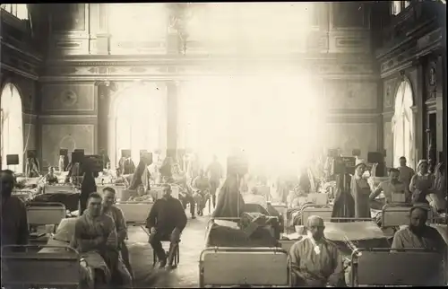 Foto Ak Deutsche Soldaten im Lazarett, Massenschlafsaal, Patiententafeln, Krankenschwestern, 1917