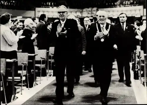 Ak VII. Parteitag der SED 1967, Einmarsch der Politiker, applaudierende Parteimitglieder