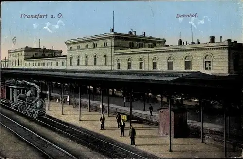 Ak Frankfurt an der Oder, Bahnhof, Gleisansicht, Lokomotive