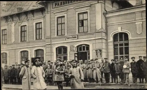 Ak Radziwilischki Litauen, Bahnhof, Deutsche Soldaten in Uniformen