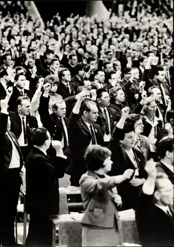 Ak VII. Parteitag der SED 1967, Parteimitglieder im Saal, erhobene Fäuste
