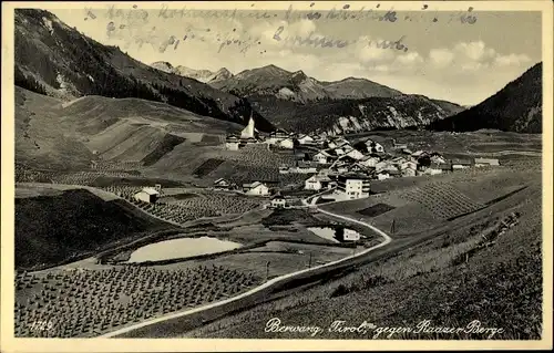 Ak Berwang in Tirol, Panorama vom Ort gegen Raazerberge