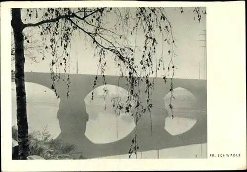 Künstler Ak Schwäble, Fr., Flusspartie im Nebel mit einer Brücke, Wasserspiegelung