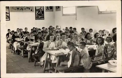 Foto Ak Lille Nord, Schulklasse, Gruppenbild, Kantine, Mittagessen