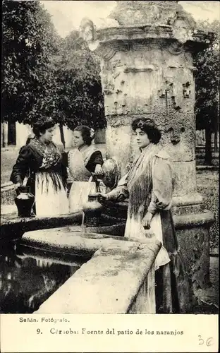Ak Cordoba Andalusien Spanien, Fuente del patio de los naranjos, Frauen in Volkstrachten