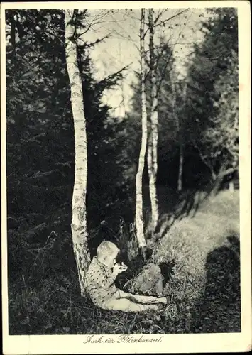 Ak Auch ein Flötenkonzert, Junge mit Teddybär unter einem Baum