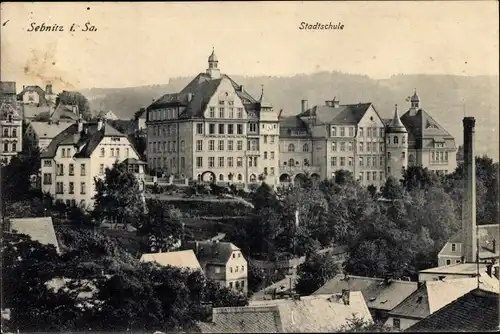 Ak Sebnitz in Sachsen, Stadtschule, Außenansicht, Blick über die Dächer der Stadt