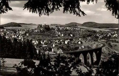 Ak Daun in der Eifel Rheinland Pfalz, Blick über das Viadukt zur Ortschaft