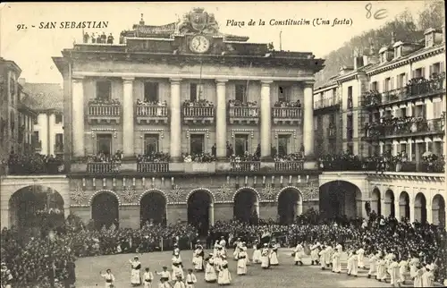 Ak San Sebastian Baskenland, Plaza de la Constitucion, una fiesta, Volkstrachten