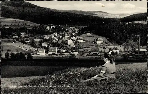 Ak Beiseförth Malsfeld Schwalm Eder Kreis, Panorama der Ortschaft, Mädchen auf einer Wiese