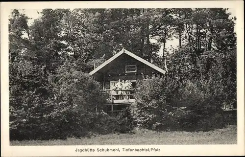Ak Tiefenbach in der Pfalz, Jagdhütte Schubmehl, Außenansicht, Personen