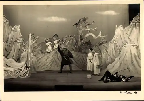 Foto Ak Theaterszene Peterchens Mondfahrt, 6. Bild, Beim Mann im Mond, C. Jahn-Sanders