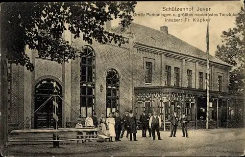 Ak Jever in Friesland, Schützenhof, Inh. Fr. Küpker, Außenansicht, Gruppenbild