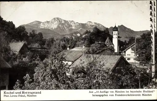 Ak Kochel am See in Oberbayern, Teilansicht, Blick auf die Kirche und in die Berge